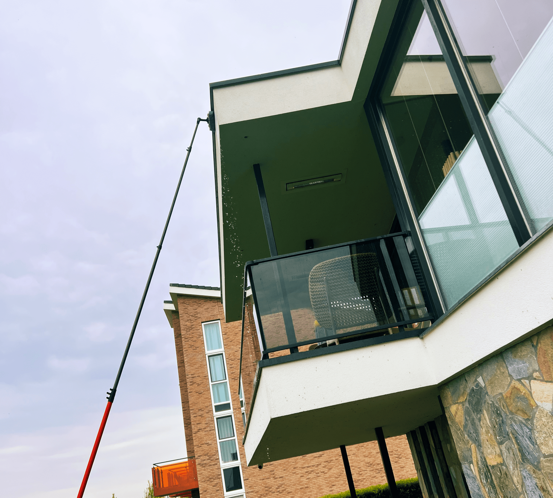 Gevel- en dakreiniging met de softwash-methode